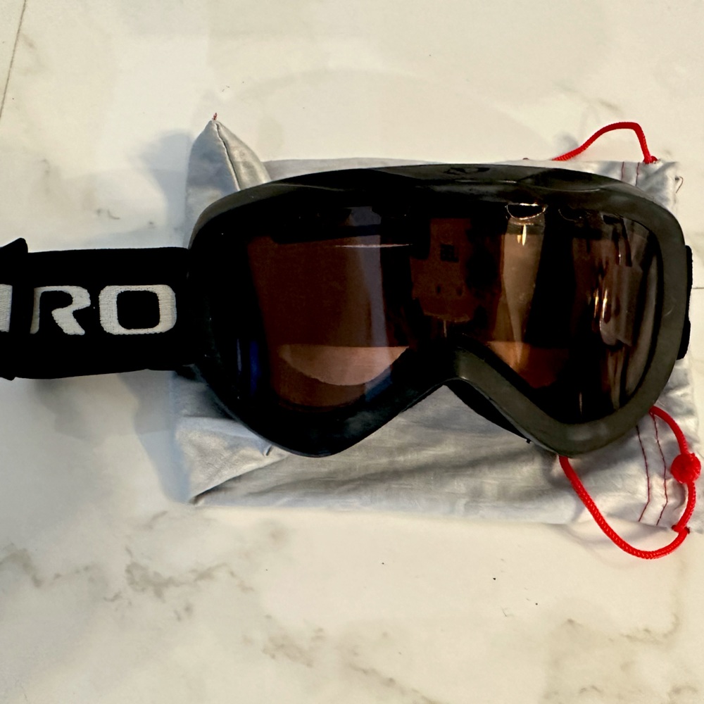 Women's Giro Black frame Ski/Snow Goggles w/Amber tinted lens & adjustable strap